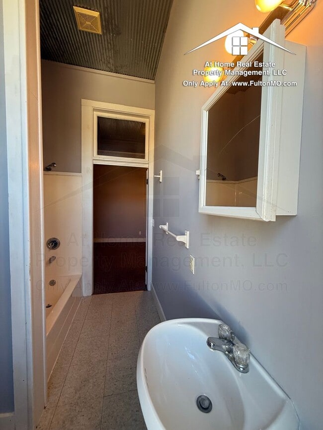 Building Photo - 504 Nichols St