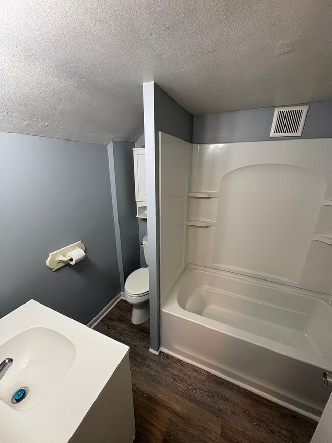 Building Photo - Newly renovated 2-bedroom, 1-bath home with modern updates and a low-maintenance yard.