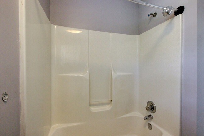 Building Photo - Updated 3bed 2 bath in St B with SEPARATE WORKSHOP around back.