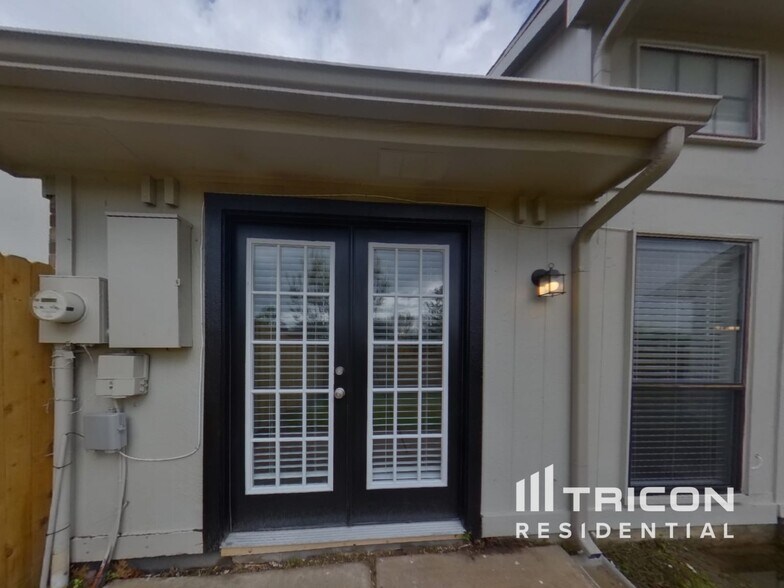 Building Photo - 2214 Gladstone Dr