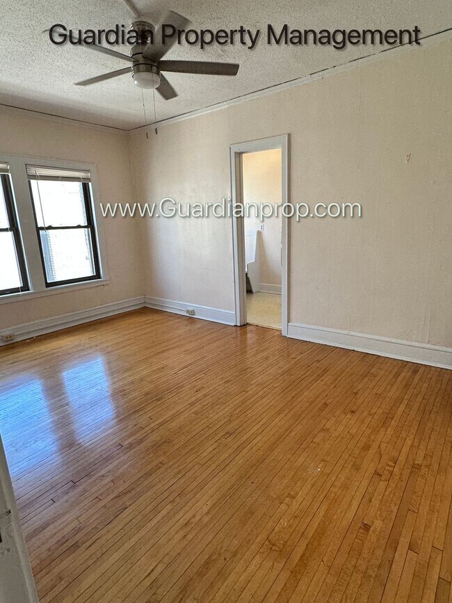 Building Photo - Top Floor Studio Lakes Uptown Apartment, Blocks from Both Lakes, Hardwood Floors, One Month Free