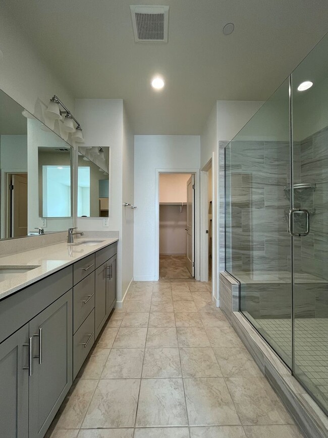 Building Photo - Gated 3+2.5 w/loft, walk-in pantry + dual ...
