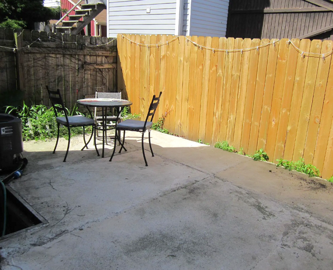 Building Photo - *Charming & Updated 2BD/1BA Townhouse for ...