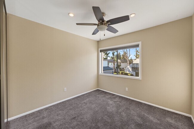 Building Photo - 3 Bedroom Townhome: Prime Location with Pool, Clubhouse and More!