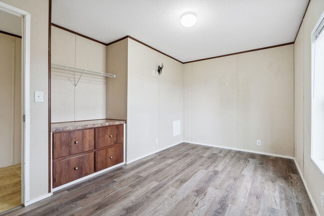 Building Photo - 111 S Cedar Dr