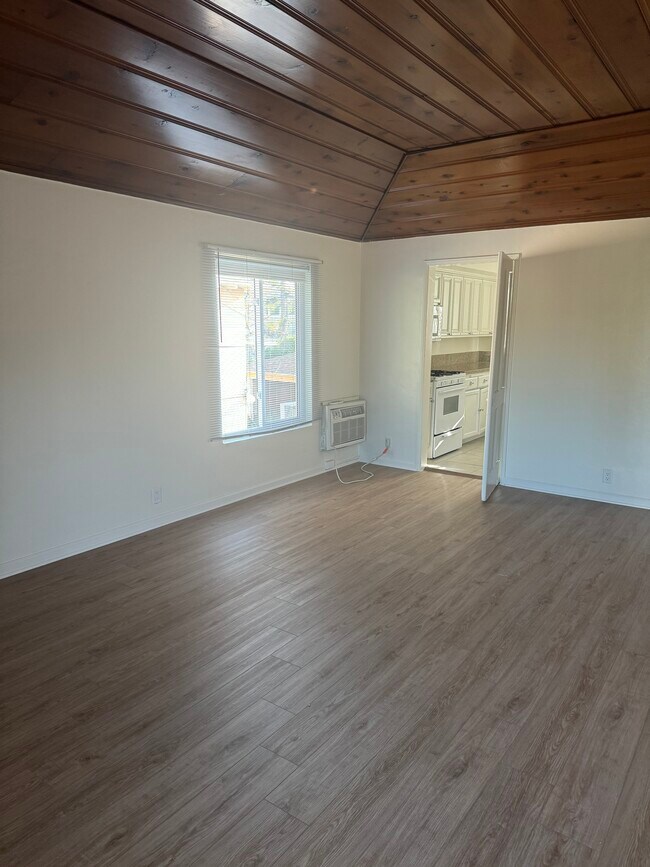 Building Photo - 5535 Radford Ave