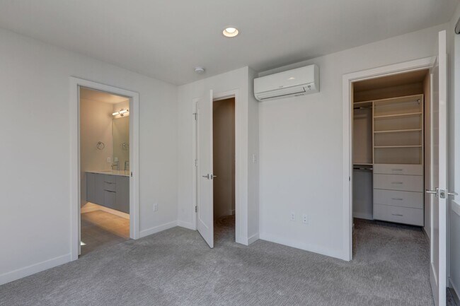 Building Photo - Beautiful 2bd, 2ba Townhome Available in C...