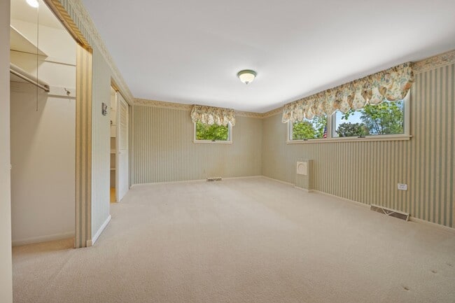 Building Photo - 4 bed 3.5 bath home in East Grand Rapids