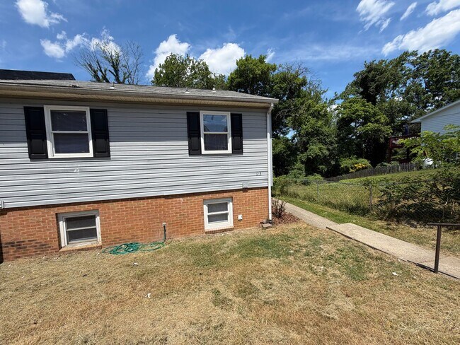 Building Photo - 813 Ridge St