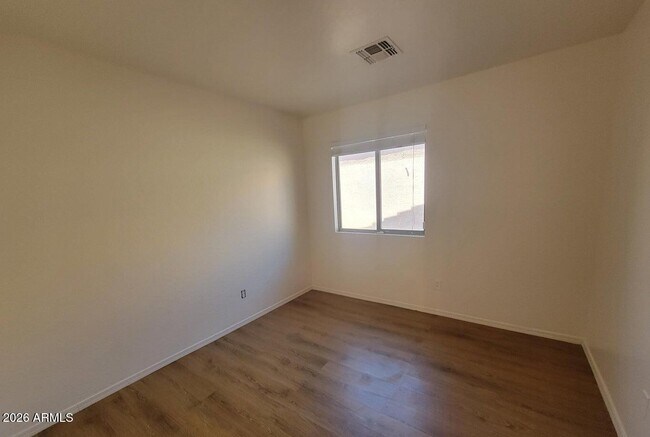 Building Photo - 3133 W Huntington Dr