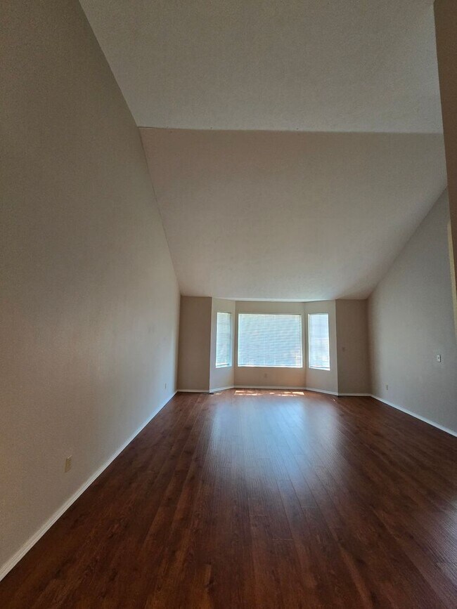 Building Photo - Cute home in the Great Brentwood Forest Ne...