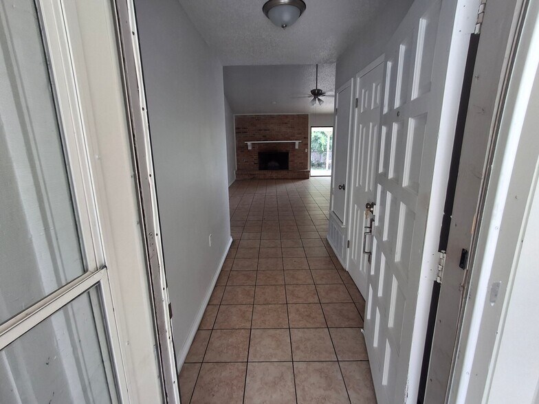 Building Photo - 2611 Lakeledge