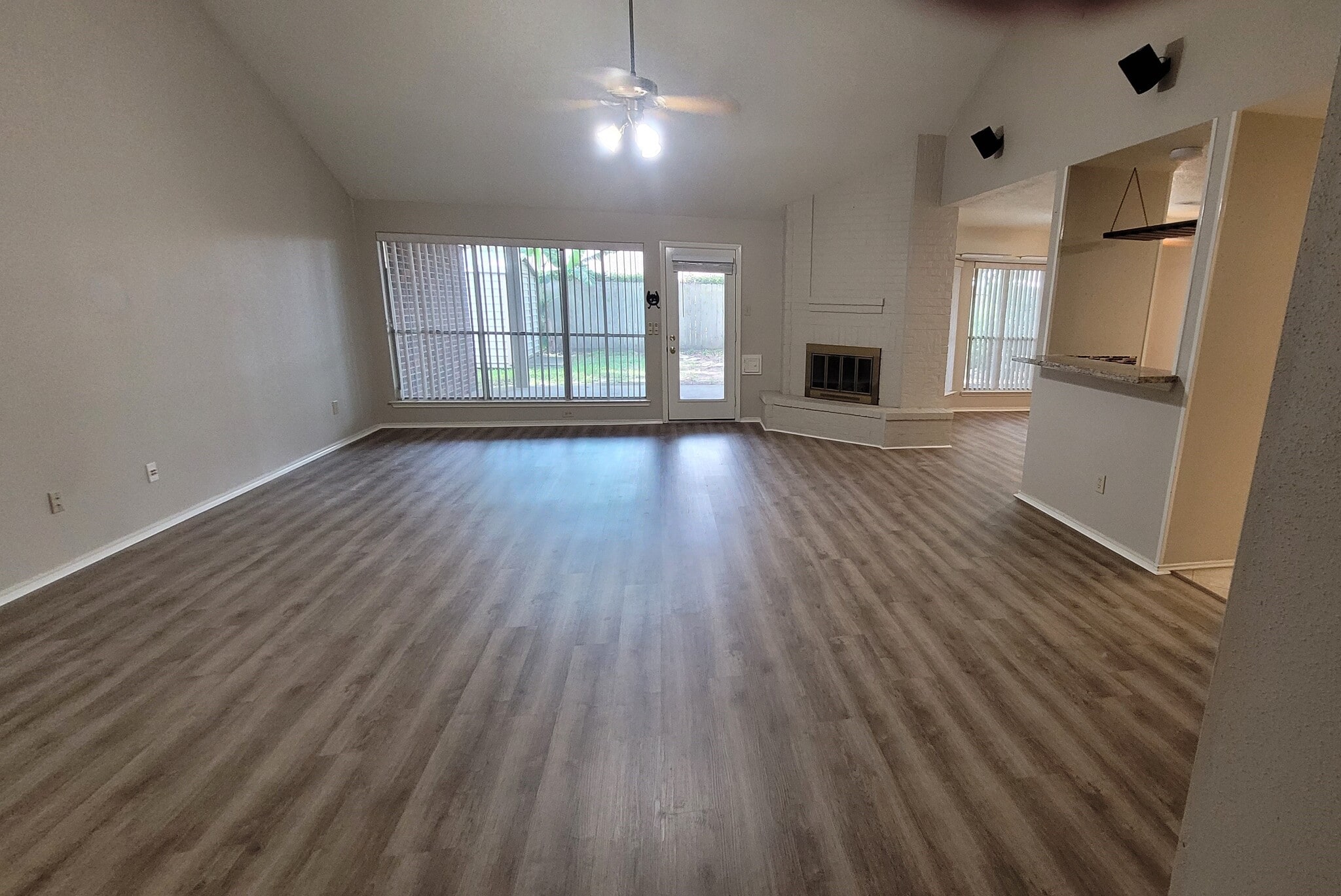 Building Photo - 2220 Castle Dr