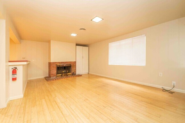 Building Photo - 557 Spruce St