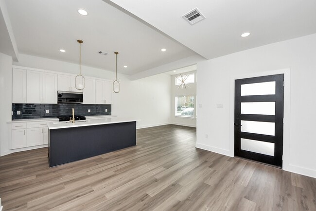 Building Photo - 8125 Cabot St