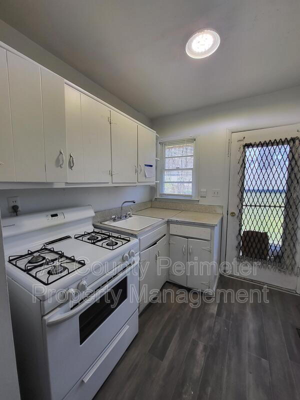 Building Photo - 1877 Chapman Ave