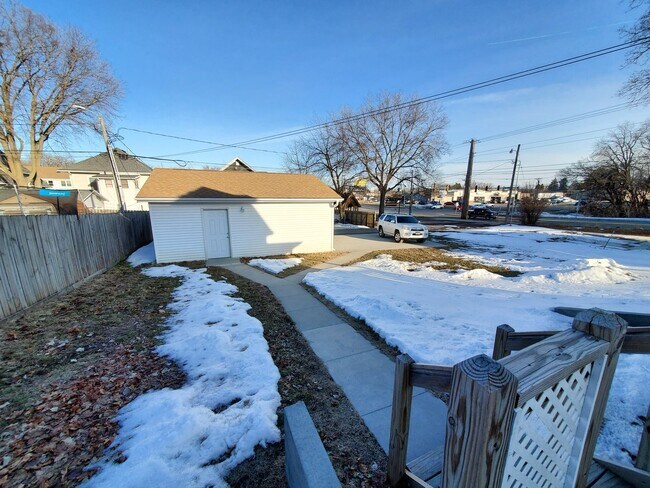 Building Photo - 4 Bedroom House for June 1st