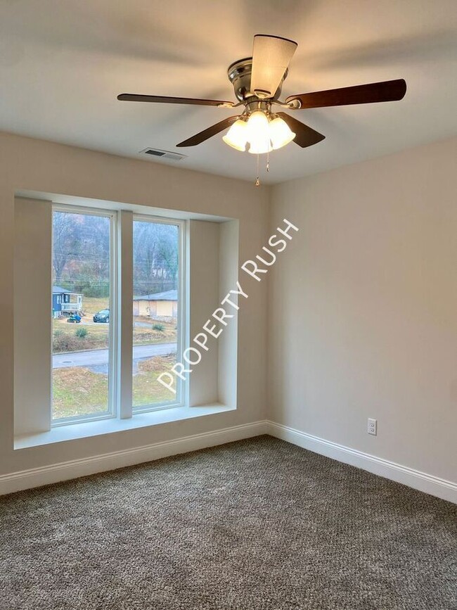 Building Photo - 144 Signal Hills Dr