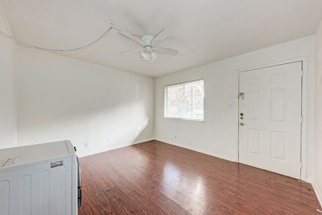Building Photo - 2 month lease cute 1-1 blocks from campus ...