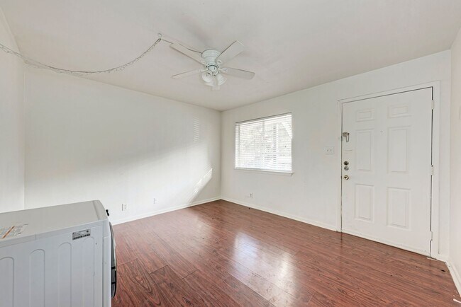 Building Photo - Cute, bungalow type living.  Tree covered ...