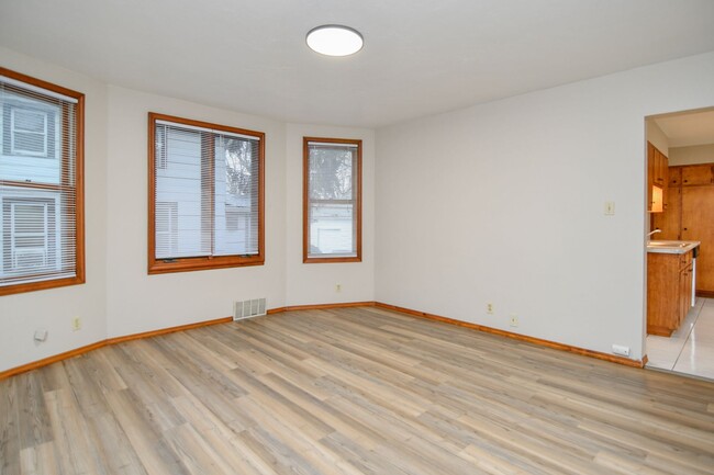 Building Photo - 2 Bed 1 Bath Lower - ALL UTILITIES INCLUDE...