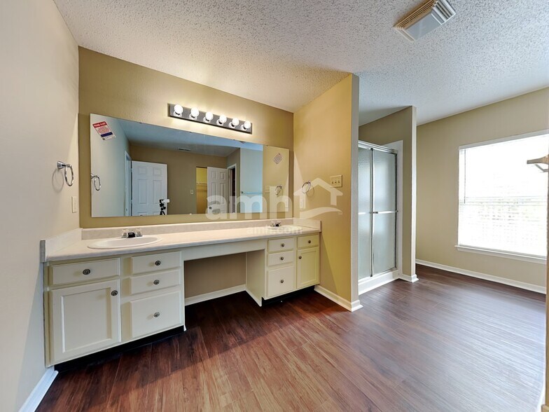 Building Photo - 10215 Noble Ct