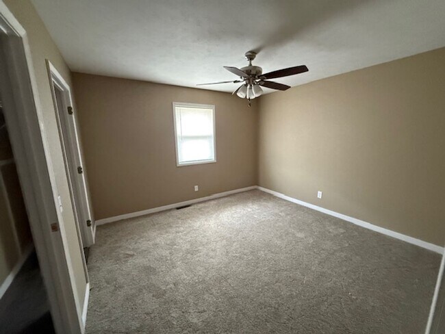 Building Photo - 115 W Ash St