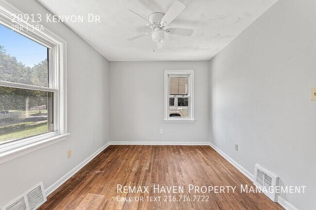 Building Photo - 20913 Kenyon Dr, Maple Hts - Spacious, Jus...