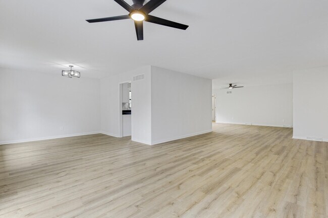 Building Photo - 452 Pasadena Dr
