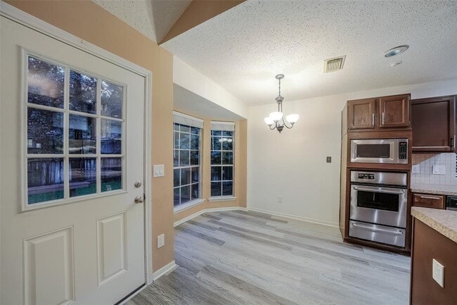 Building Photo - 143 W Village Knoll Cir