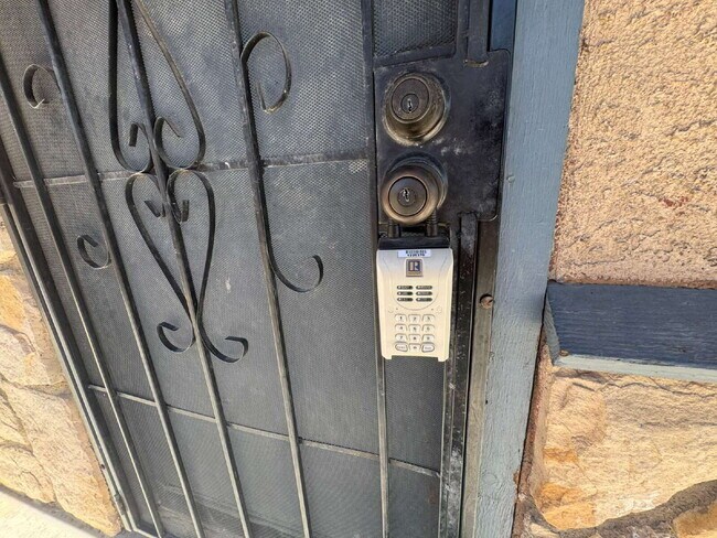 Building Photo - "Cozy 2-Bedroom Haven in North Las Vegas – 810 Sq Ft of Comfort on Harvard St!"