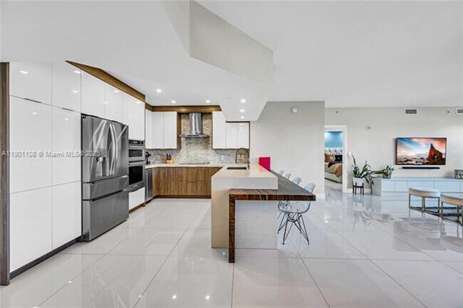 Building Photo - 19900 E Country Club Dr