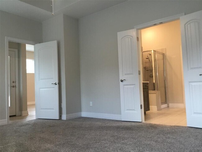 Building Photo - 421 Fair Oaks Dr