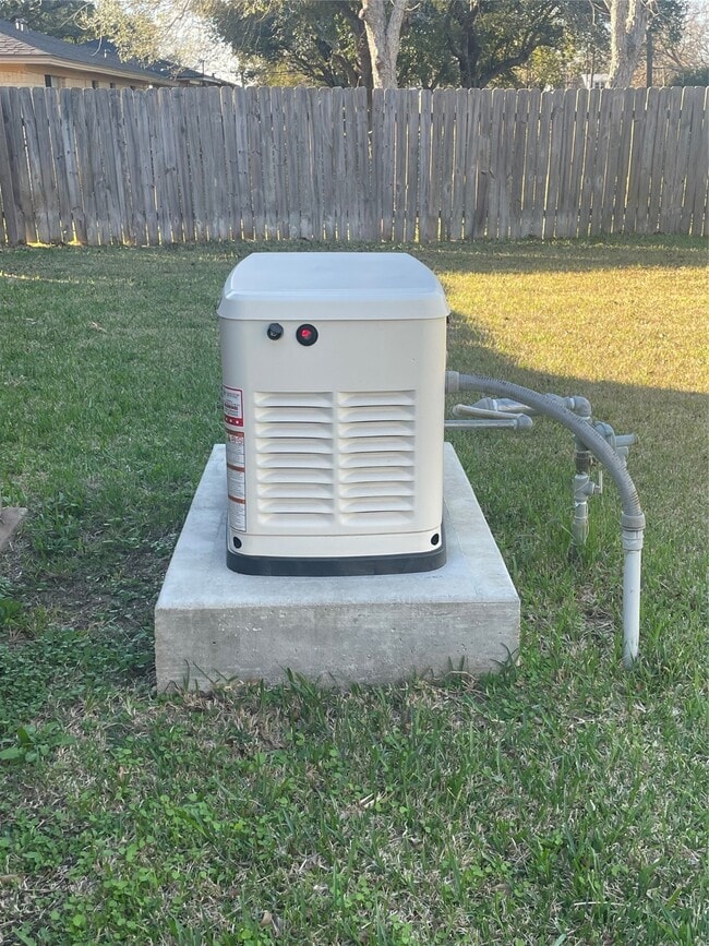 Building Photo - 1121 Westgate Dr