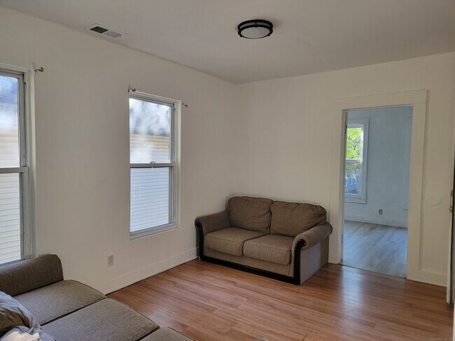 Building Photo - 27 Lilac St