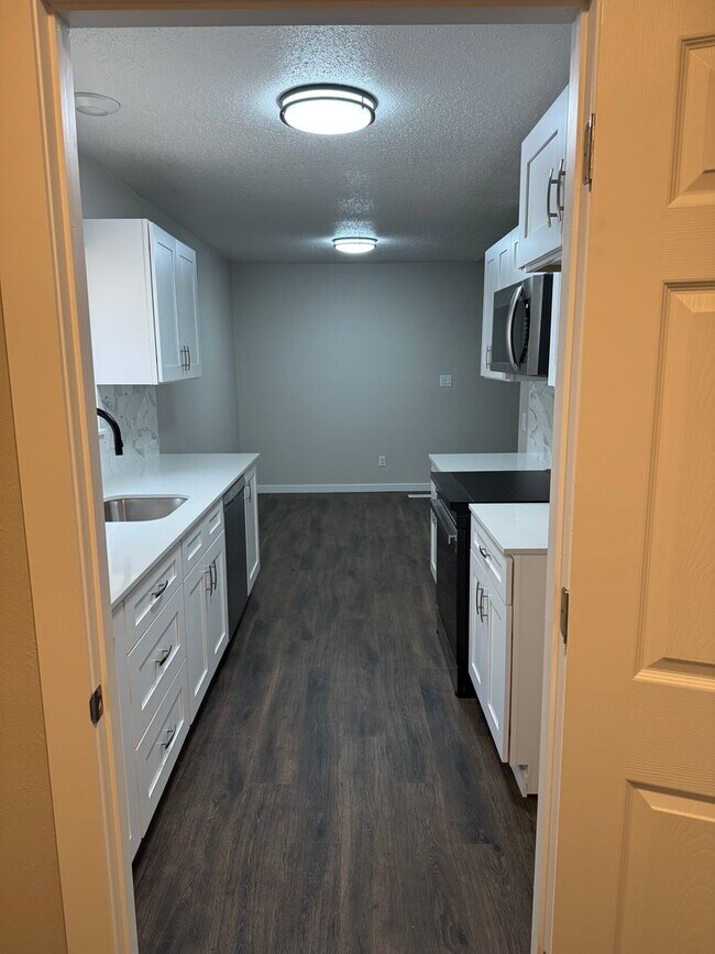 Building Photo - Recently remodeled!