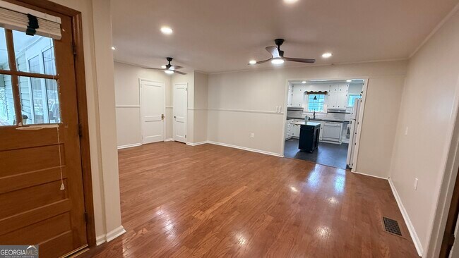 Building Photo - 142 Oak Ave