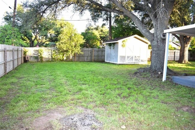 Building Photo - 1901 Mistletoe Ln