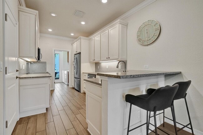 Building Photo - 1300 Eucalyptus Dr