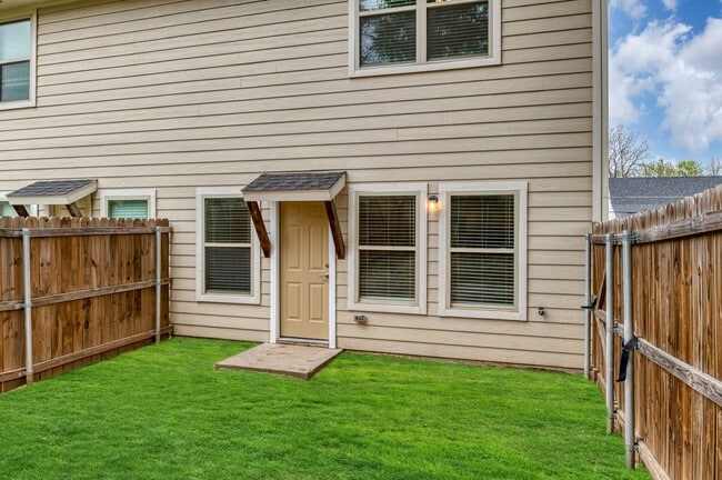 Building Photo - AVAILABLE NOW! 3 BEDROOM TRIPLEX LOCATED IN BONHAM, TEXAS!