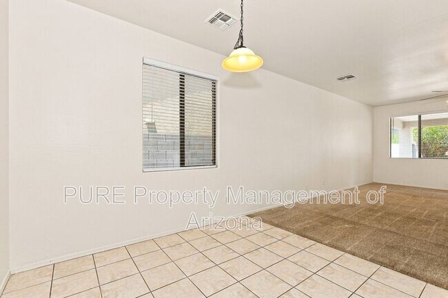 Building Photo - 1136 E Nickleback St