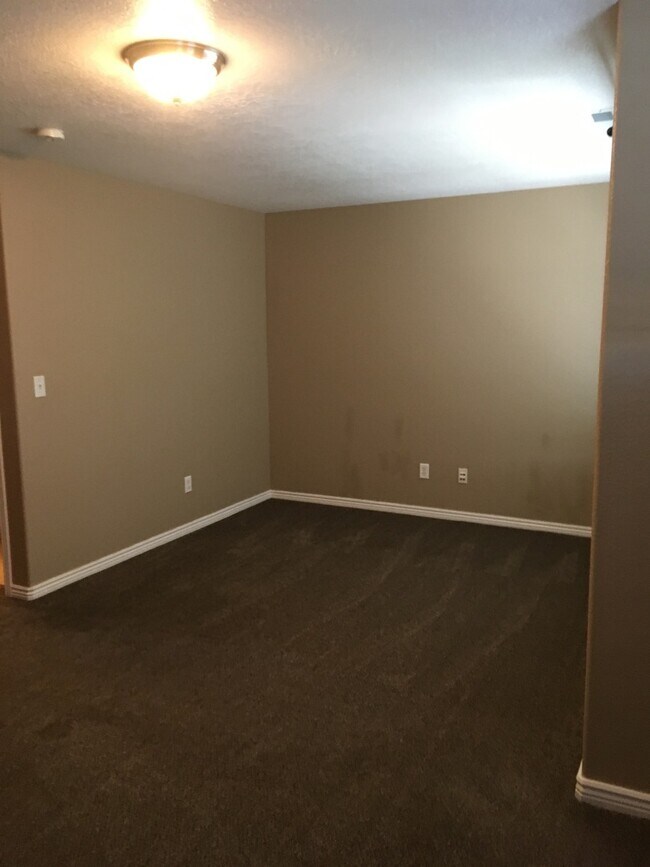 Building Photo - Desired Hidden Valley Town Home!