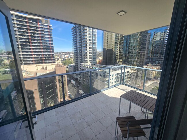 Building Photo - Savina by Bosa - Built 2020 - Bay & Downtown Views - 2 Parking Spots