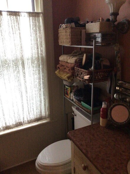 bathroom - 212 S Albany St