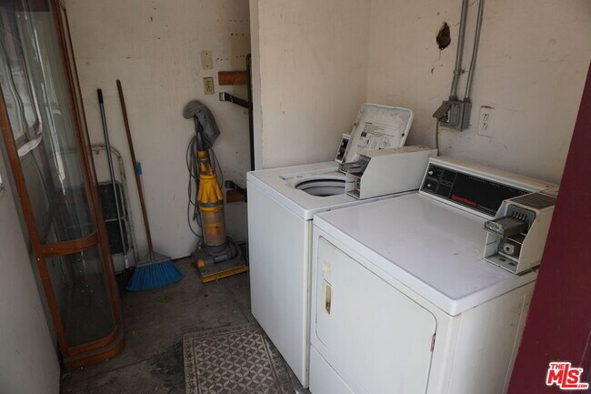 Building Photo - 324 E Lime Ave