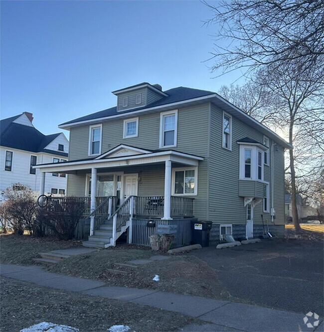 Building Photo - Exciting 8 Bed 3 Bath close to UWEC. FREE ...