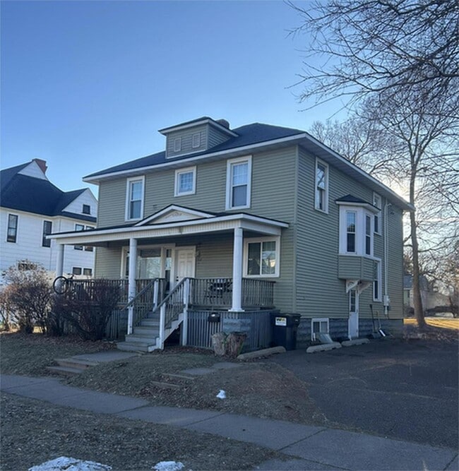 Primary Photo - 8 Bed 3 Bath close to UWEC!