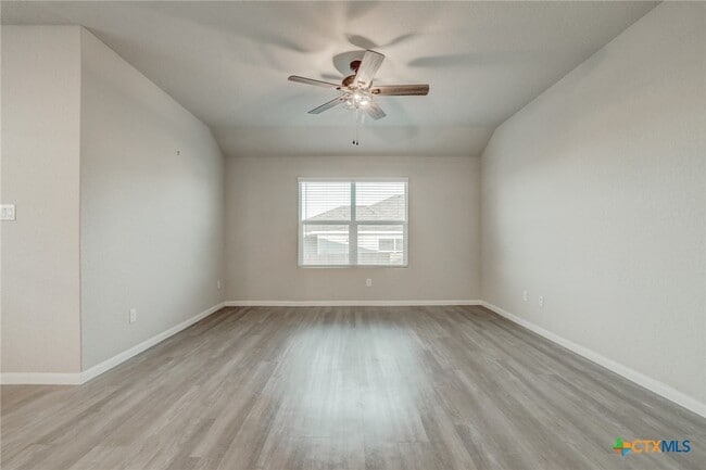 Building Photo - 1945 Redstart