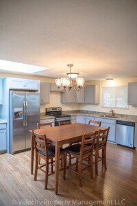 Building Photo - Single Level Home in Bend with Sunroom!