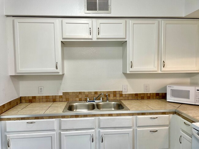 Building Photo - Spacious 2 bed 1 bath Condo with private p...